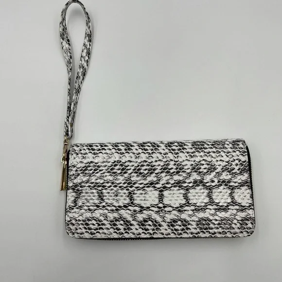 NWOT- Faux Leather Wallet