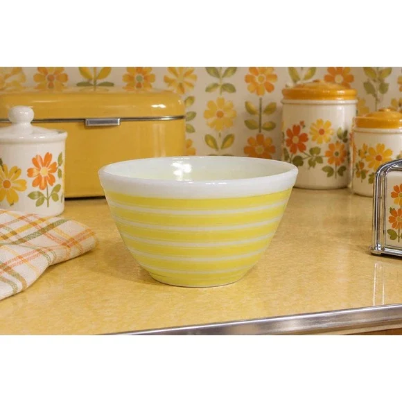Vintage Pyrex Yellow Stripes Mixing Bowl #401,  1  & 1/2 Pint  GREAT CONDITION