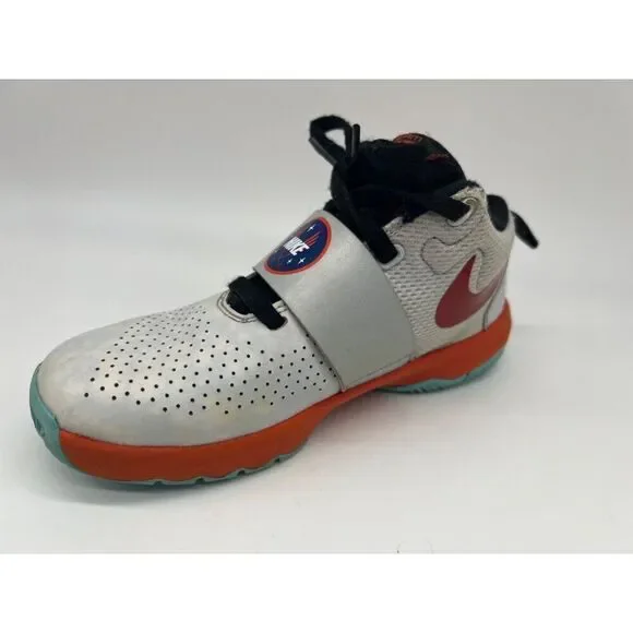 Nike Team Hustle D Sneakers Size 3 Youth