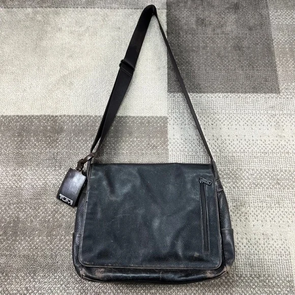 Tumi 96971BHR Brown Distressed Leather Messenger Crossbody Bag Mens Work Travel