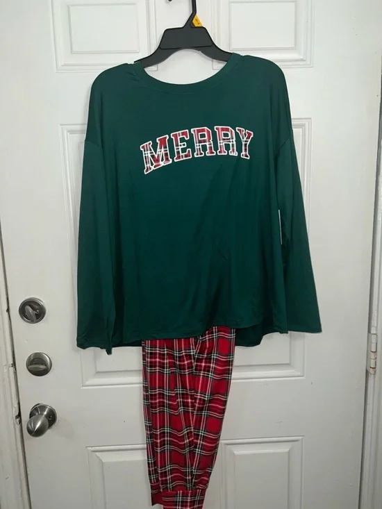 Women's Green 'Merry' Long-Sleeve Pajama Top with Red Plaid Pants