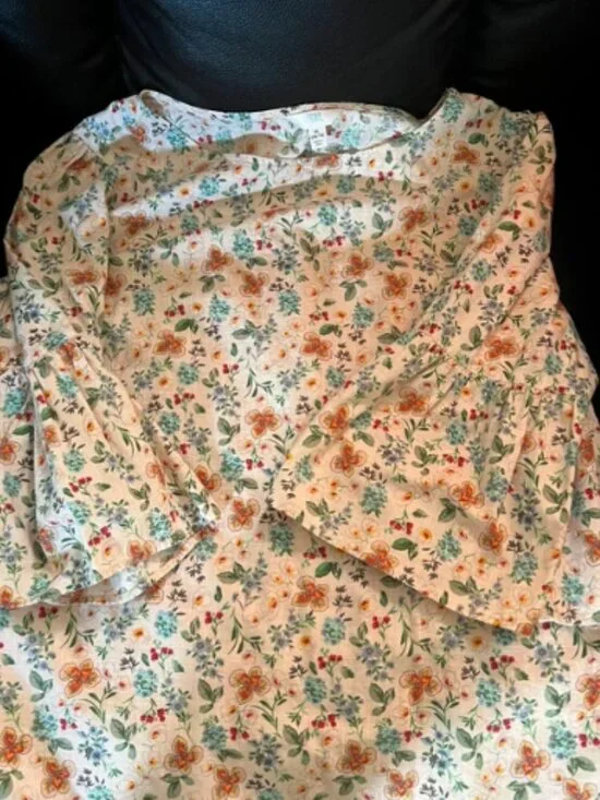 flowered flare sleeve.