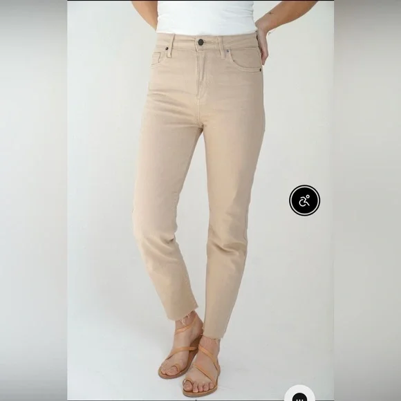 NWT Chrissy Classic Straight Leg Jeans Size: 15 Color : Beige