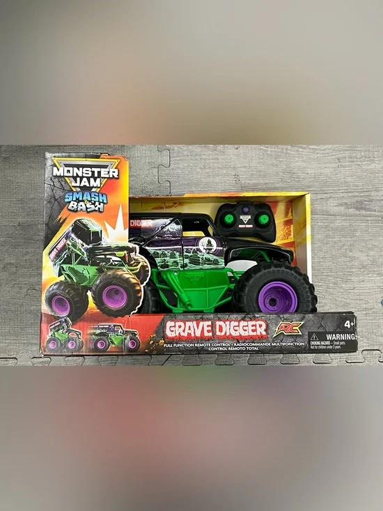 Spin Master Monster Jam Smash & Bash Grave Digger RC Truck USB-C 13in