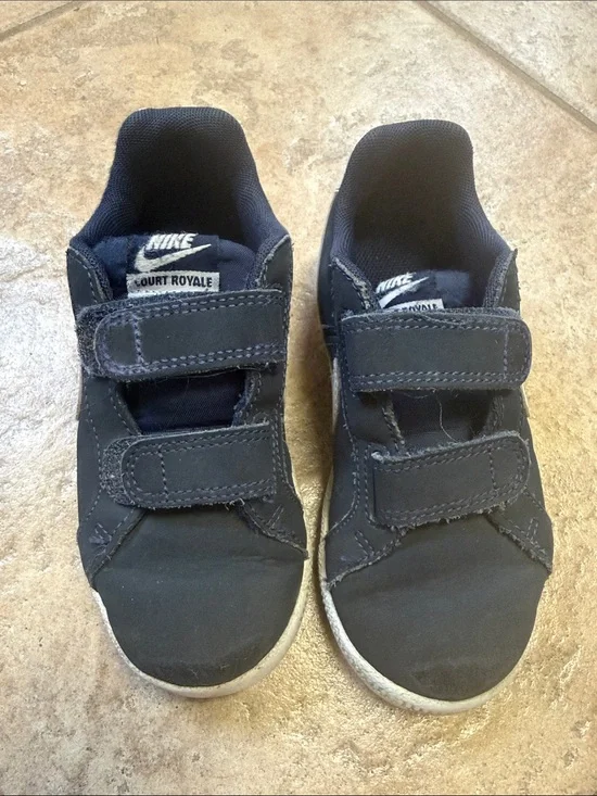 Nike Kids Velcro Sneakers in Navy