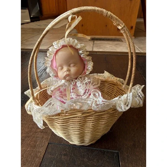 Vintage Sleeping Baby Doll in‎ Wicker Basket Music Box Lace Trim Pink collector