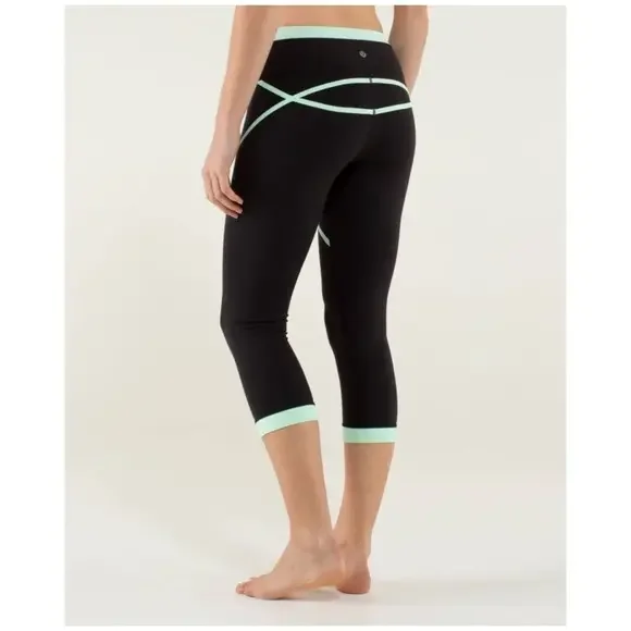 LULULEMON Roll Out‎ Crop Leggings sz 4 Black Fresh Teal Full On Luon