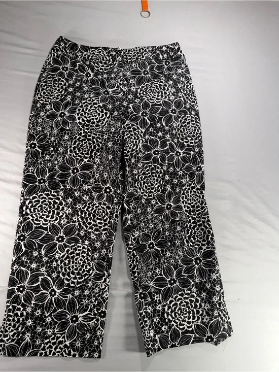 Croft & Barrow Size 10 Black White Floral Stretch Capri Crop Pants Casual # 974