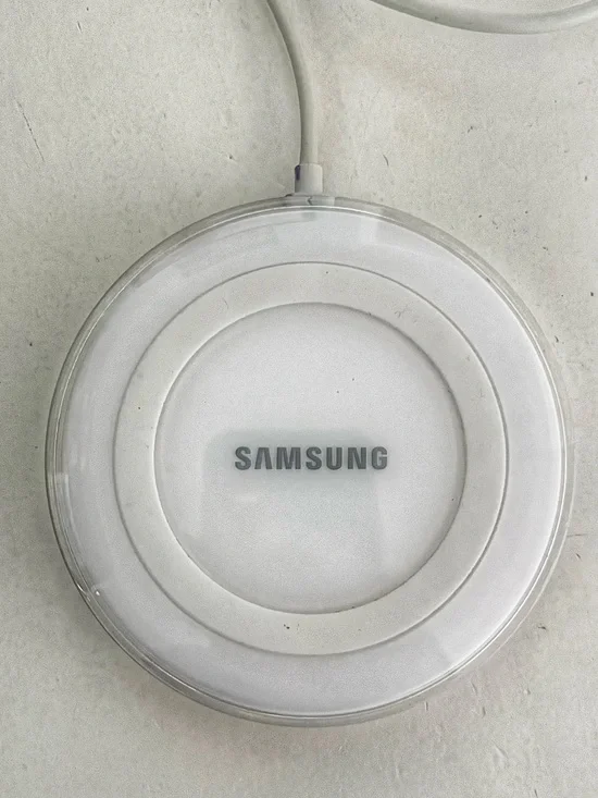 Samsung White Pearl Wireless Charging Pad, specifically model EP-PG920I