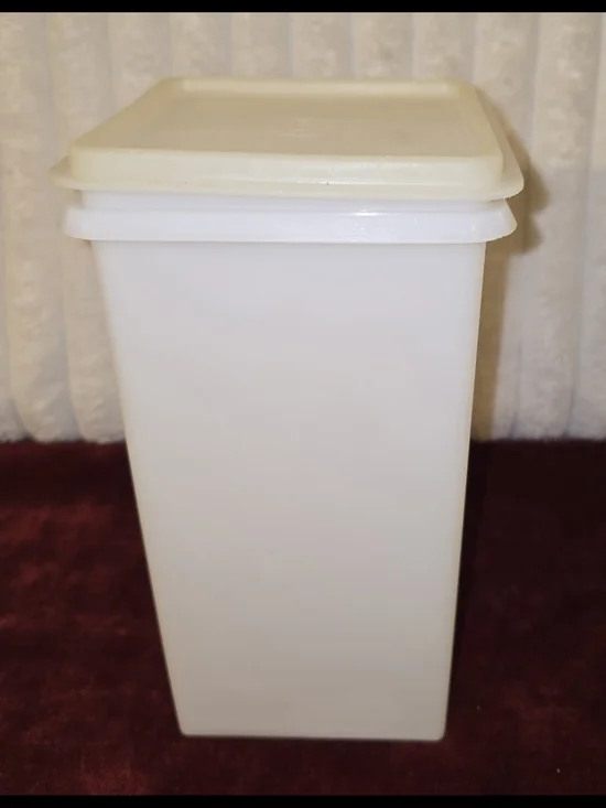 Vintage Tupperware Saltine Cracker Keeper #1314 with Lid #1315