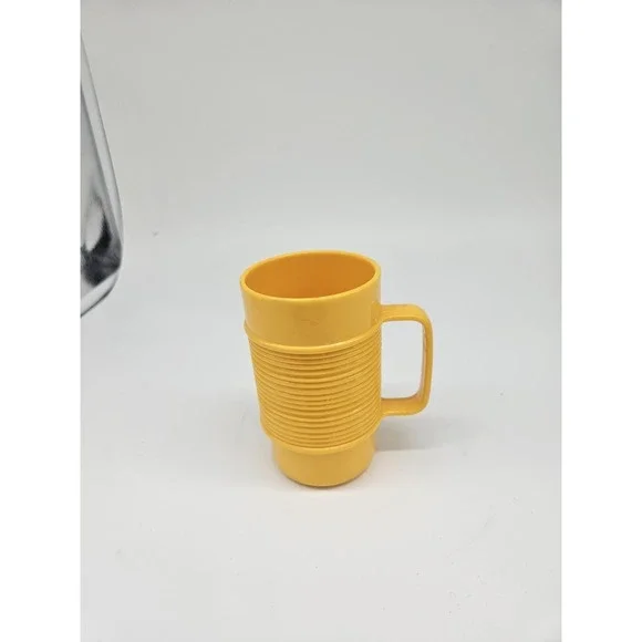 1 Vintage Rubbermaid #3826 Yellow‎ Ribbed Stackable Plastic 5
