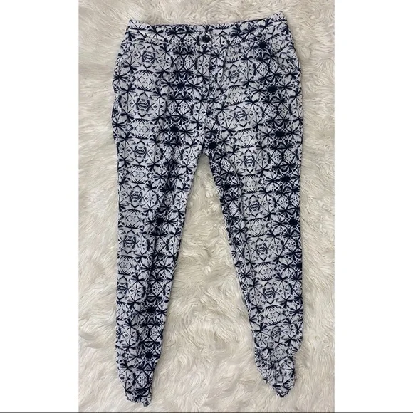 June & Hudson | Geometric Floral Print Ankle Pants Navy Blue & White Ruched Leg