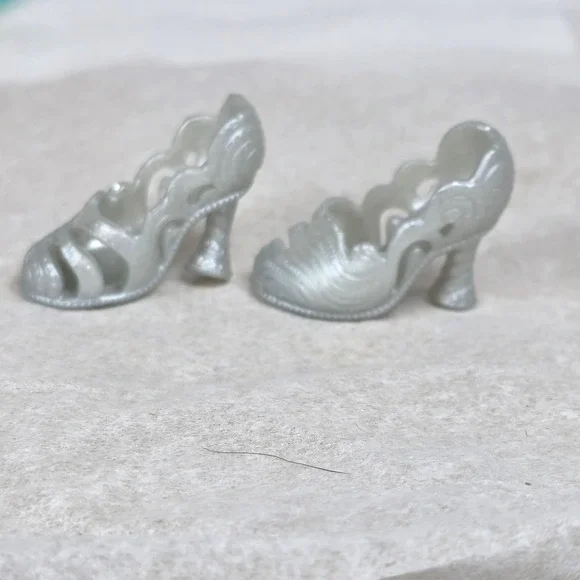 Silver Pearlescent Scalloped Cutout High Heel Shoes for 11.5
