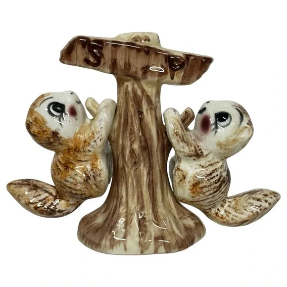 Vintage Anthropomorphic Squirrel Chipmunk Handing Salt & Pepper‎ Shakers Ceramic