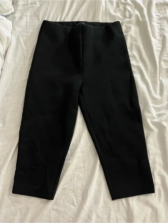 Good American Black Cropped Ponte Capri Pants