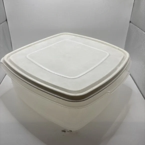 Rubbermaid Servin Saver #4 Storage Container Square White Lid 19 Cups USA