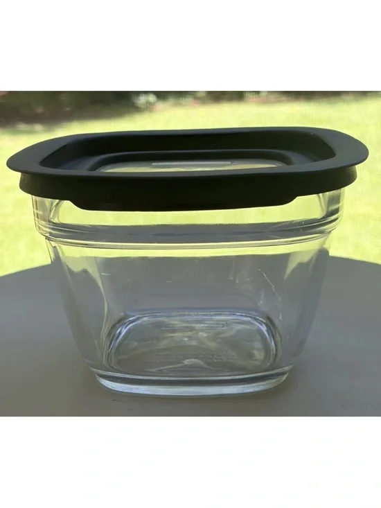 Rubbermaid Glass Storage Container 5.5 Cup/1.3 Liter with Black Lid 7N64