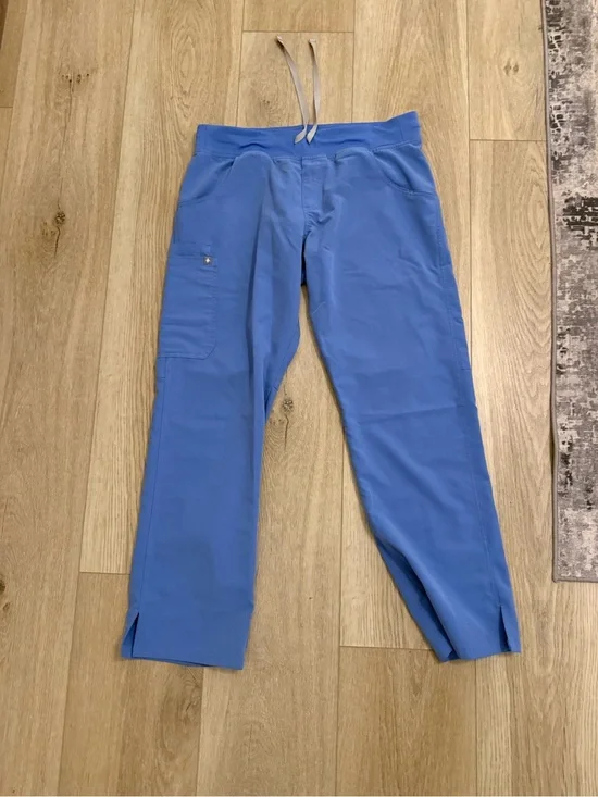 FIGS Women’s Kade Cargo Scrub Pants: Ceil blue