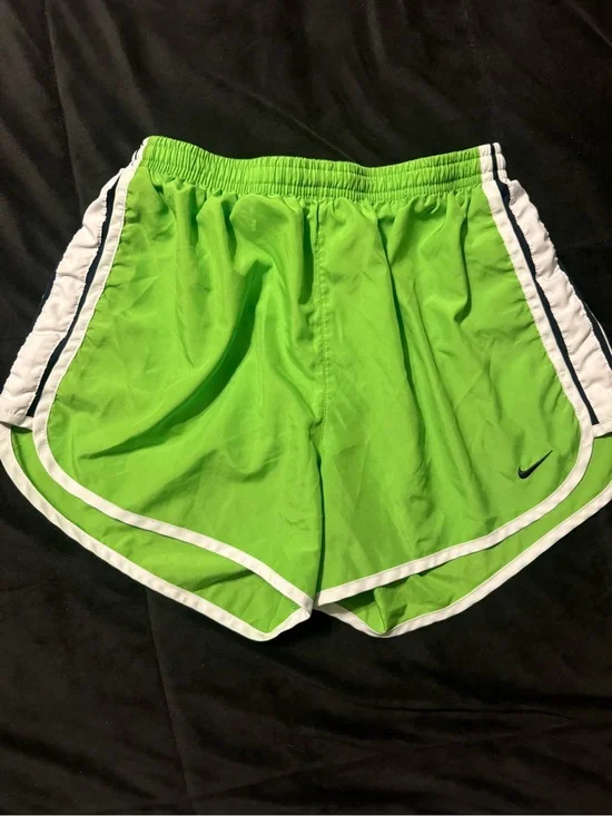 Nike Dri-FIT women’s running shorts in bright lime green S 4-6