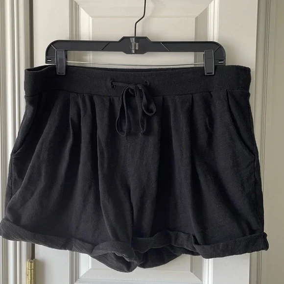 Nordstrom Caslon black knit pleated shorts cuffed hem, pockets, full leg