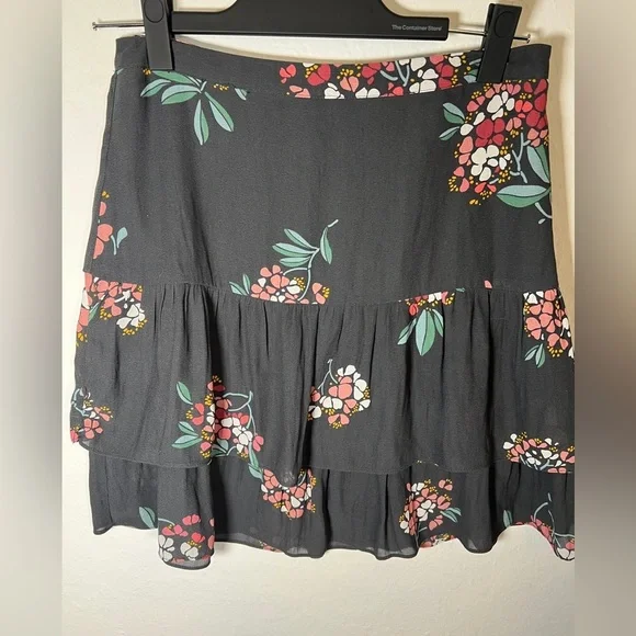 Loft gray floral skirt‎ size 2
