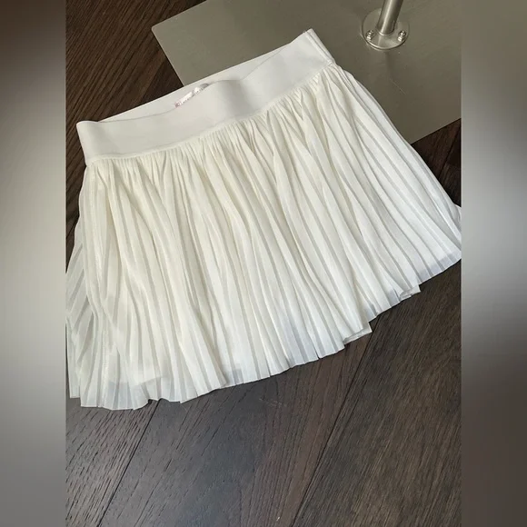 No Boundaries White Pleated Mini Skirt‎
