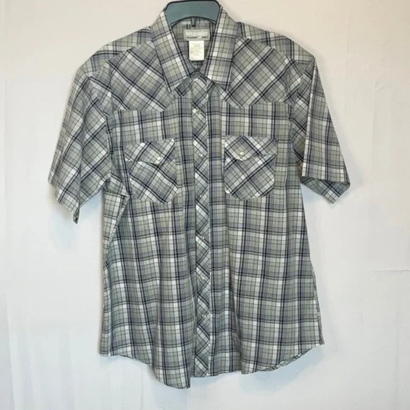 Wrangler, size extra-large, pearl snap,short sleeve shirt olive green, black.