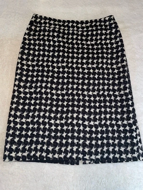 Talbots Black and White Houndstooth Pencil Skirt. Lined.  Back zipper. Size 4
