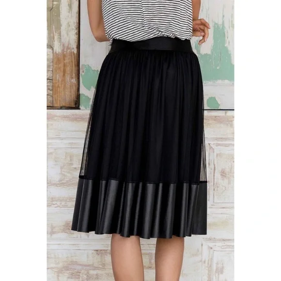 Francesca’s Clara Black‎ Tulle Midi Skirt
