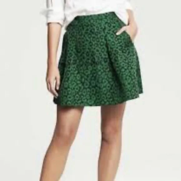 Banana Republic Women's Green and Black Skirt Size: 8 Color :Green/ Black print