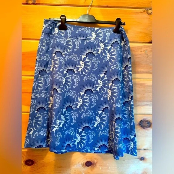Ann Taylor loft, 100% silk blue and white skirt with side zipper. Size 10