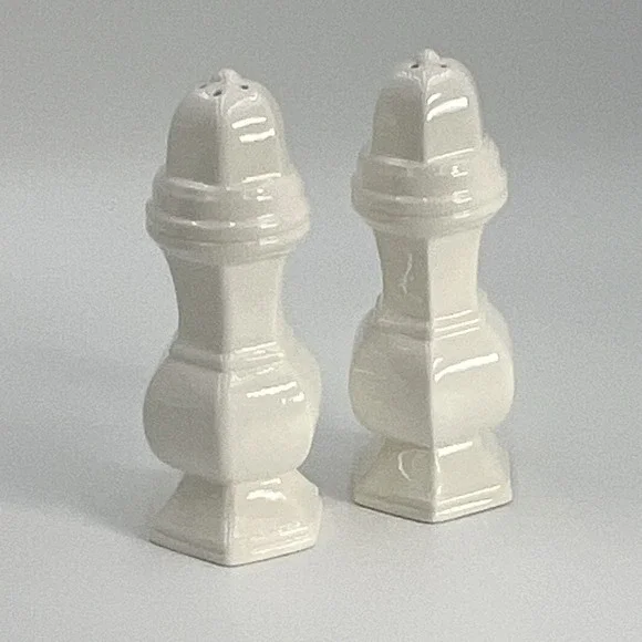 White elegant salt and pepper‎ 5