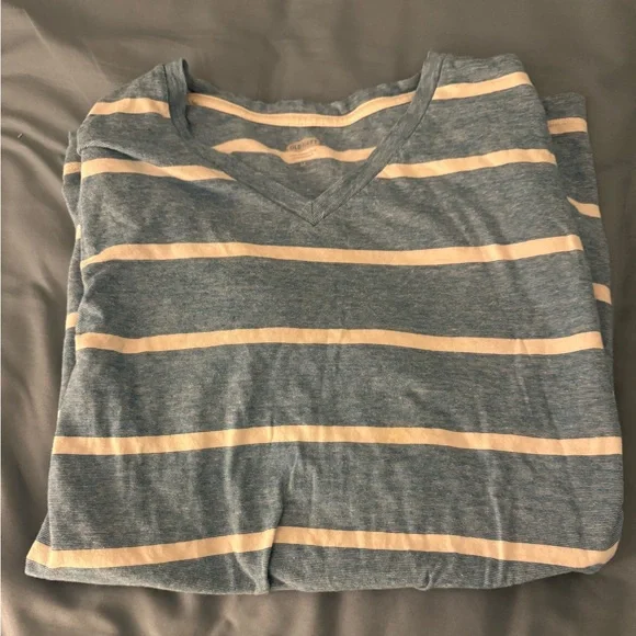 Old Navy Men’s V-Neck Tee. Size Med