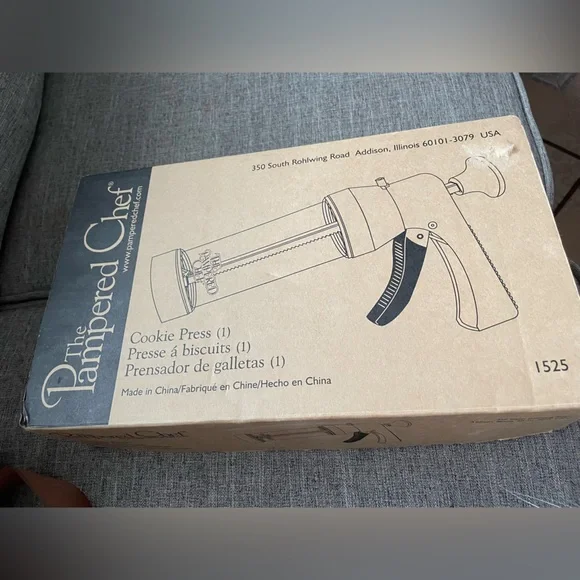 Pampered Chef White Cookie Press with 16 Multidesign Discs 3” ea In original box