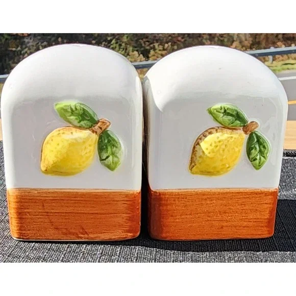 Lemon Themed Salt And Pepper Shakers‎