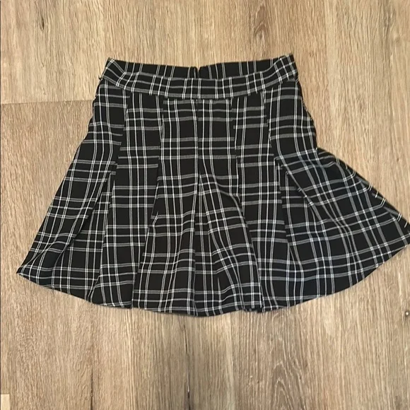 Entro Black and White Skort - size s