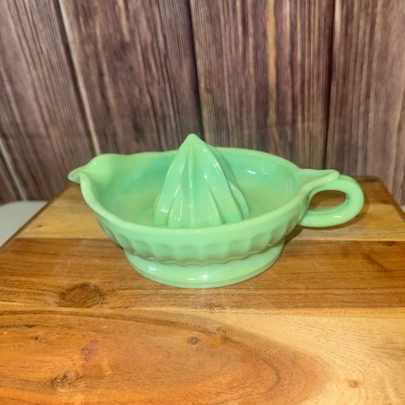 Jadeite Glass Citrus Juicer Reamer Green Vintage Mid-Century Kitchenware 6in
