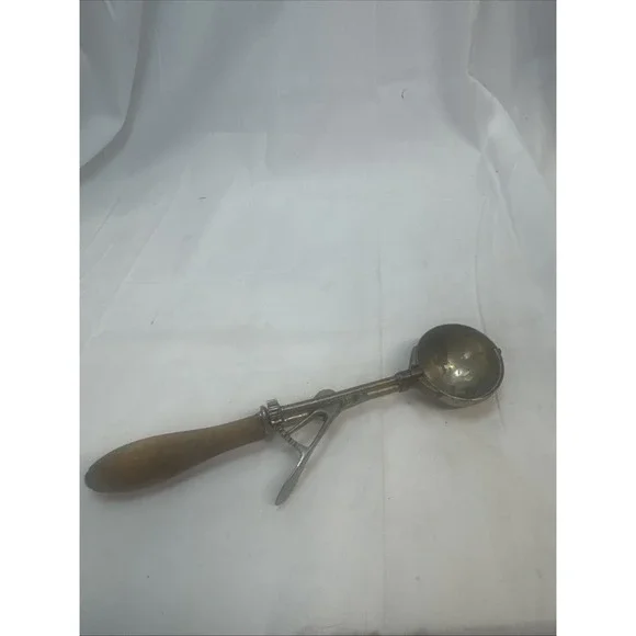 Gilchrist No. 31 Size 12 Ice Cream Scoop Vintage Wood Handle Lever 10-1/2