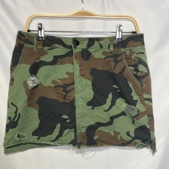 Forever 21 camo flat front skirt