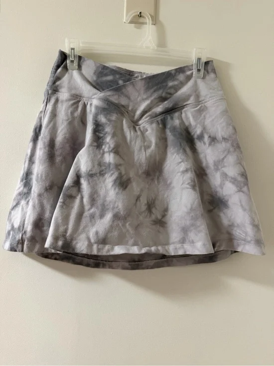 Tie-Dye Gray Athletic Skirt with V-Waistband