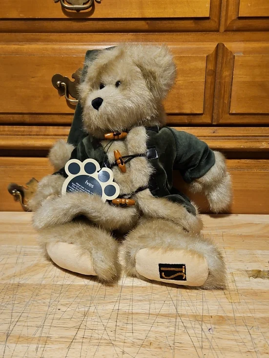 Trade Secret TS Plush Ives Bear 2002 Green Velvet Coat Outfit Hat 16.5