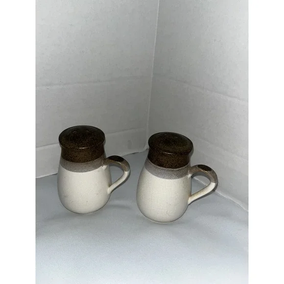 vintage pottery ‎ salt and pepper shakers Earthenware Brown And Cream retro