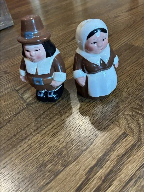 Vintage Pilgrim Salt and Pepper Shakers Set Thanksgiving Harvest Cer