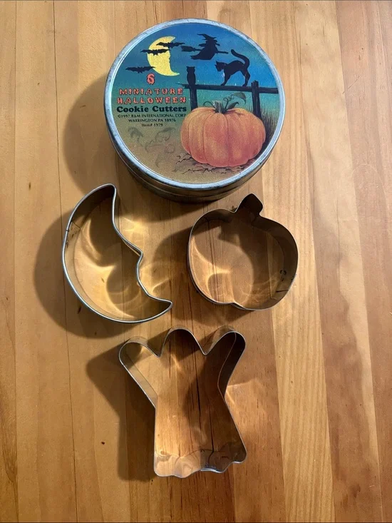 Vintage Halloween Metal Cookie Cutters-6 Minis in Tin and 3 Full Size