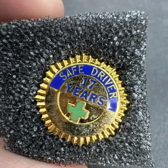 NATIONAL SAFETY COUNCIL 17 YEAR SAFE DRIVER AWARD Trucker Pinback Pin