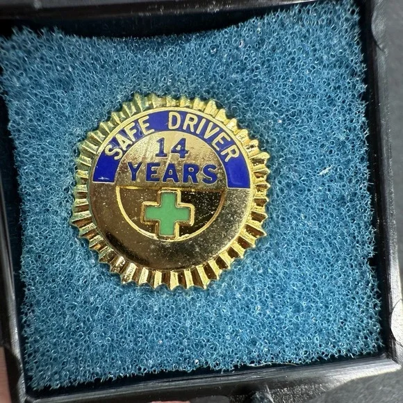NATIONAL SAFETY COUNCIL 14 YEAR SAFE DRIVER AWARD Trucker Pinback Pin