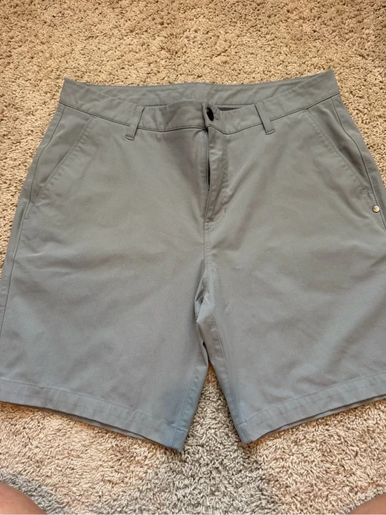 Vuori Men's Flat-Front Shorts in Light Gray