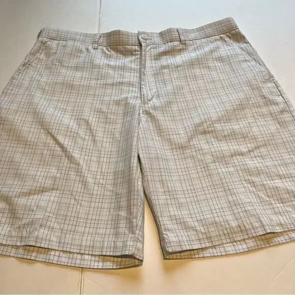 PGA Tour Men's Golf shorts Size 40 White with fine stripes