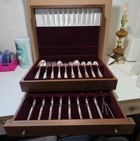 ONEIDA Community 54pc Stainless Steel Flatware Set Floral Handle, With Case