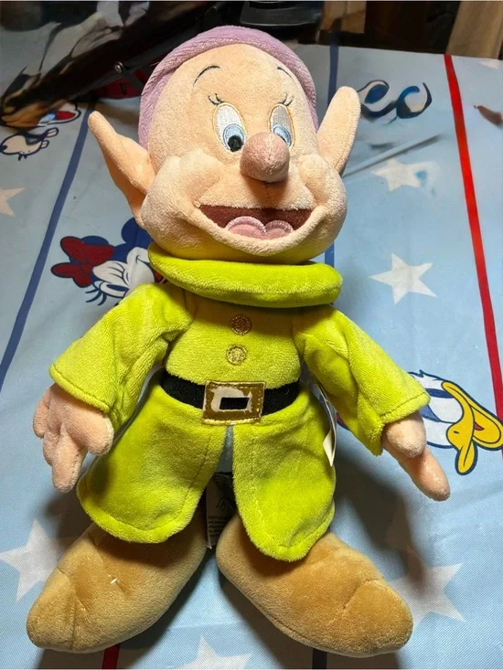 Disney parks Snow White and the seven dwarf dopey plush preowned w/tags